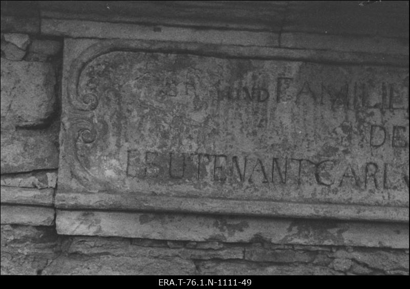 Aderkasi kabel. C. von Buhrmeister´i nimetahvel vasakpoolsel karniisil