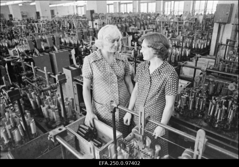 Tekstiilivabriku „Areng“ paelakudujad Eesti NSV ülemnõukogu saadik Valentina Narusson (vasakul) ja Liia Põldoja töömõtteid jagamas.