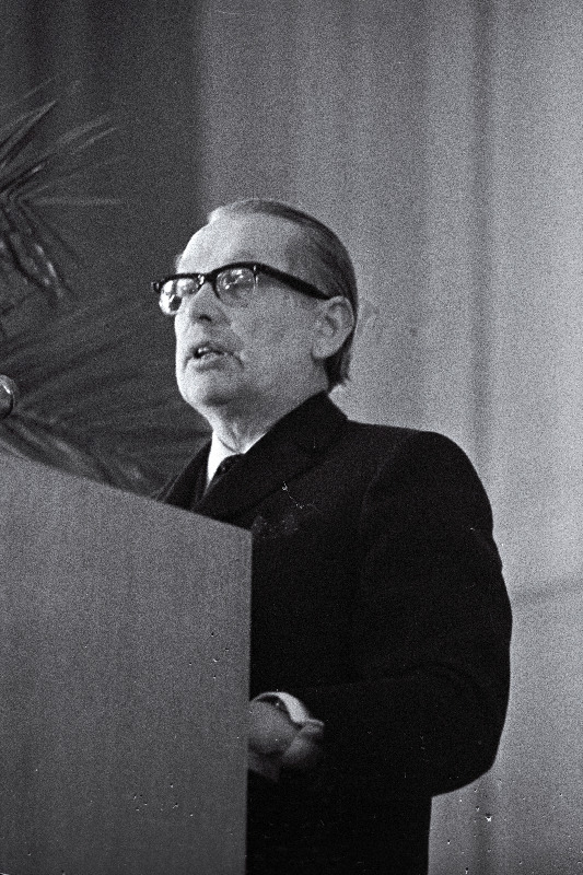 Ajakirja „Looming“ peatoimetaja Paul Kuusberg Eestimaa Kommunistliku Partei Tallinna organisatsiooni XVIII konverentsil sõnavõtuga esinemas.