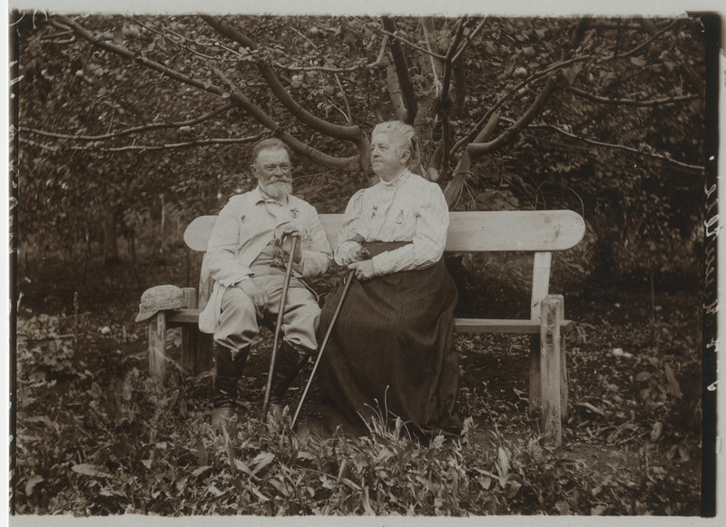 Vanemas eas abikaasad Mihhail ja Louis Hedvig (snd zur Mühlen) Kologrivov pingil istumas