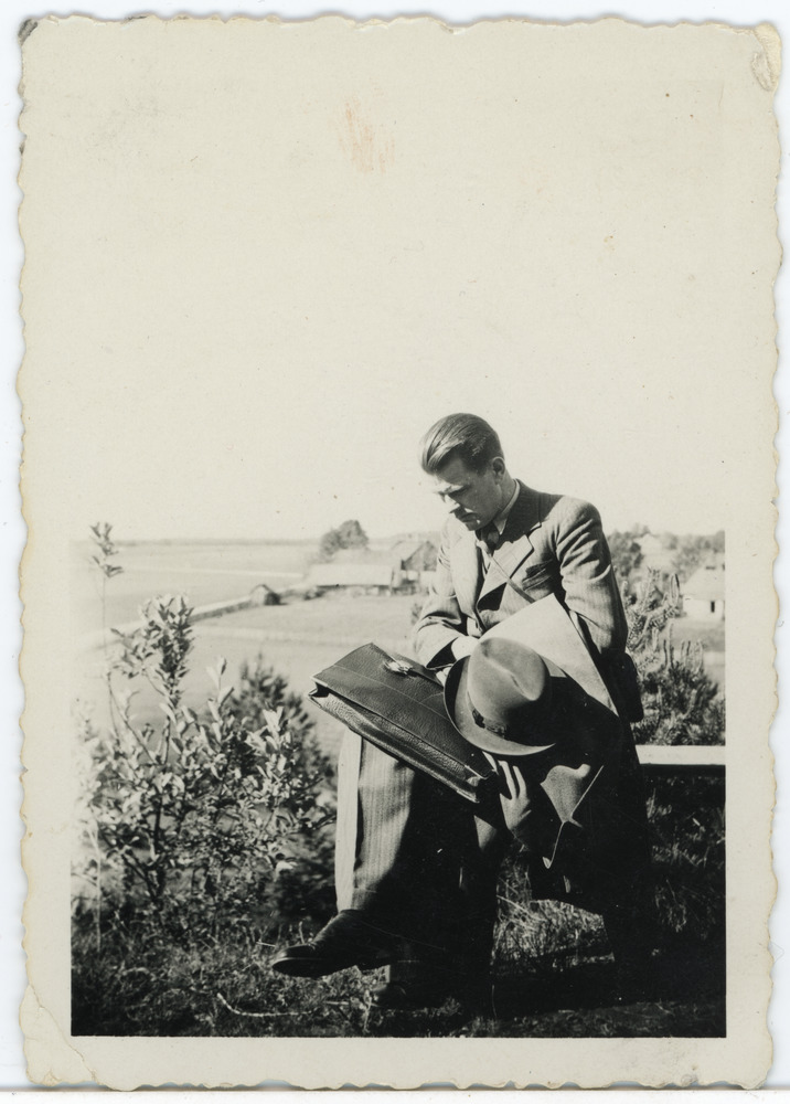 Määratlemata mees pingil istumas