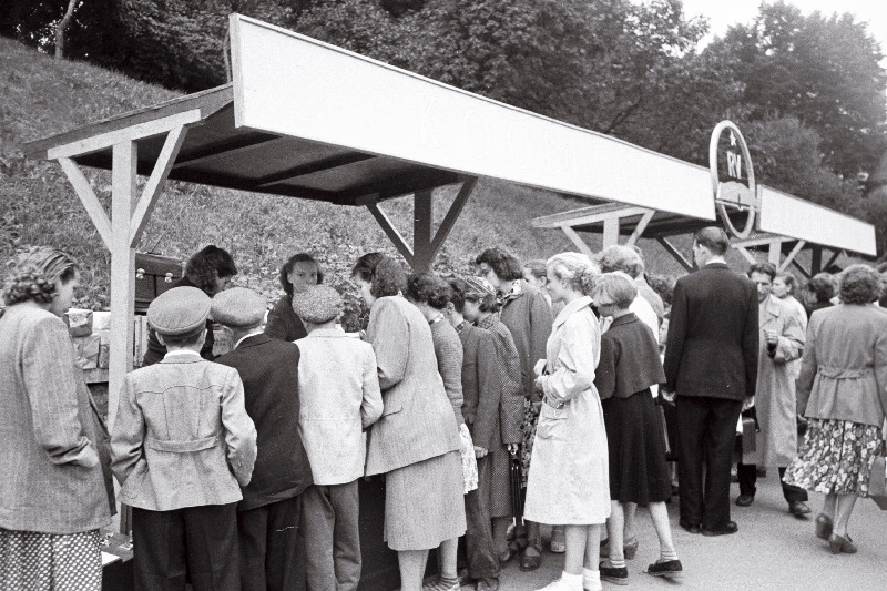 Koolilaat Viru tänaval.