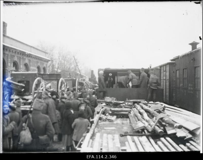 Vabadussõda. Laiarööpalise soomusrongi nr.1 sõdurid raudteejaamas. Vasakul punaste käest sõjasaagiks saadud varustusrongi platvormid.