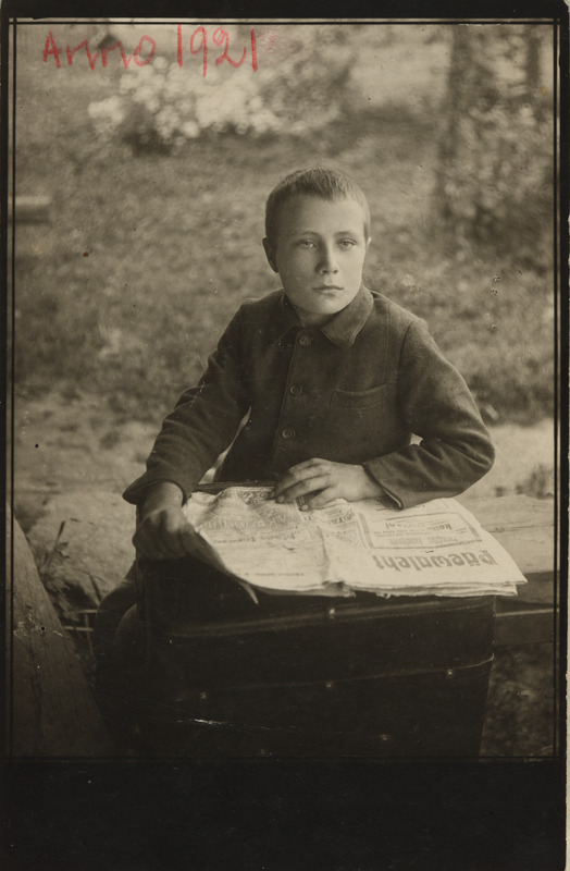 Eesti üliõpilaste seltsi "Veljesto" liige Eduard Koemets kohvri peal "Päevalehte" lugemas