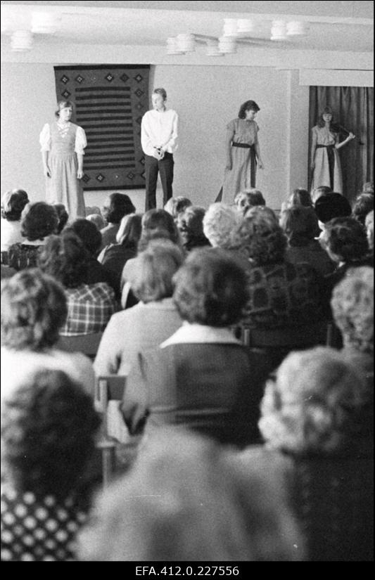 J. Tombi nim Rahvateatri nätlejad esinemas teatrikuul V. Klementi nim Õmblustootmiskoondise töötajatele.