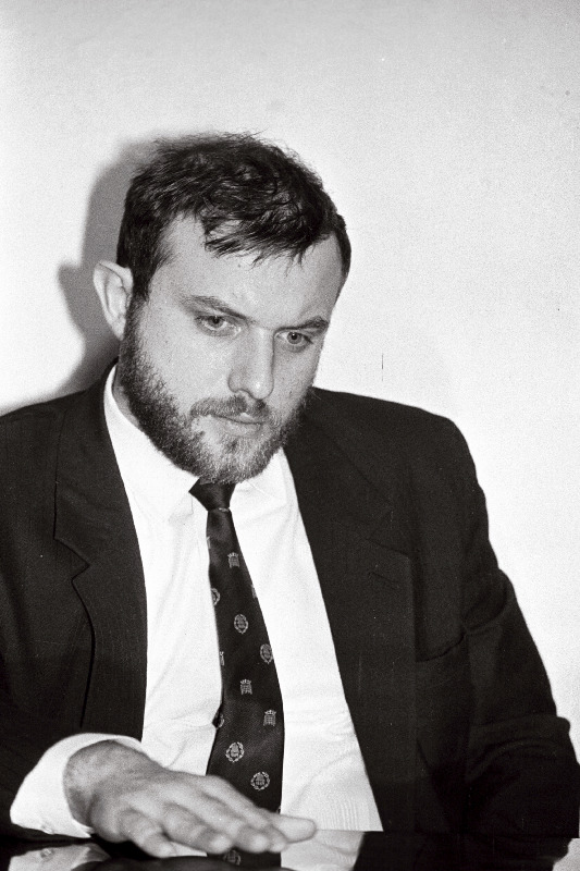 Luik, Jüri - ajakirjanik, portfellita minister.