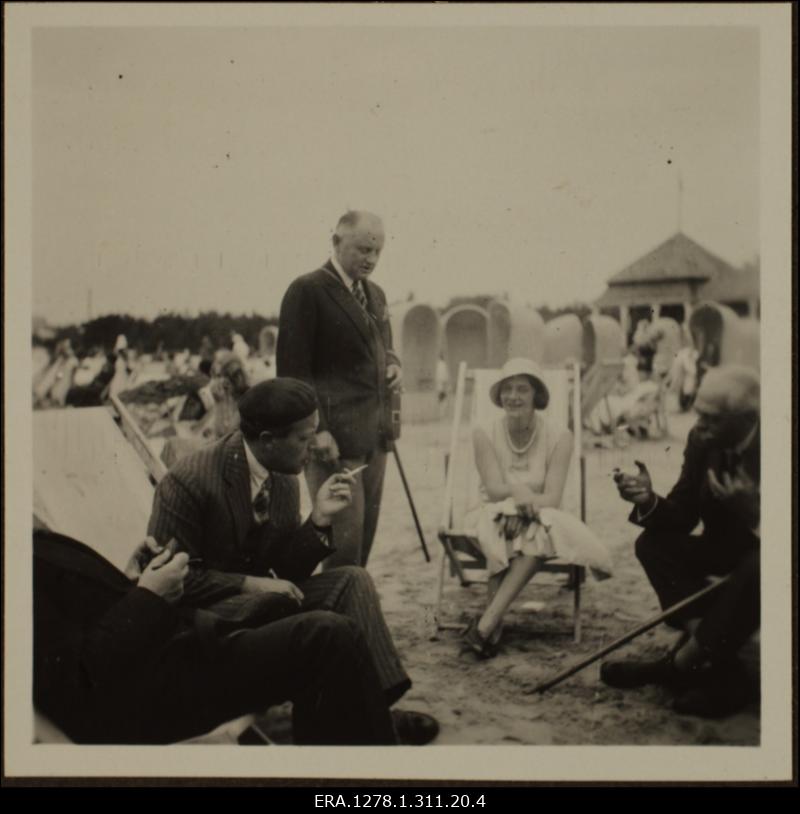 Välisdiplomaatide ringreis Eestis juulis 1931. Diplomaadid rannatoolides suitsetamas