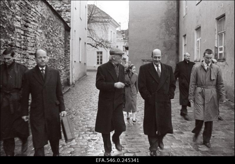 NATO liikmesriikide esindajad külastamas Eestit. Keskel Eesti Vabariigi president Lennart Meri.