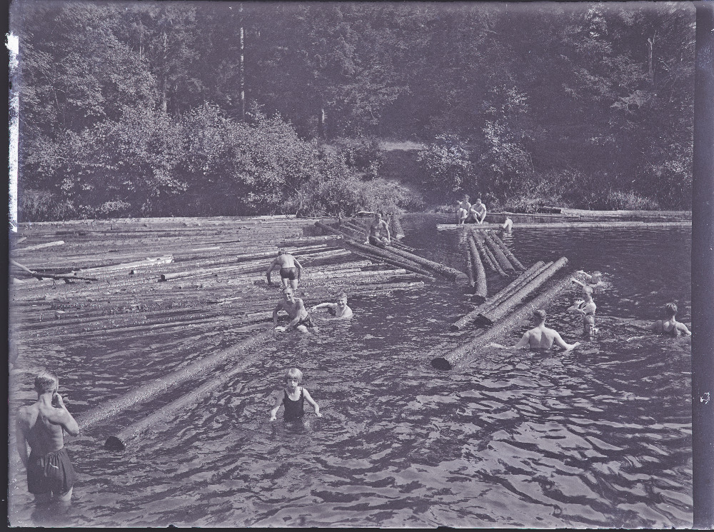 Üliõpilaste seltsi Põhjala suvepäevadest osavõtjad [Navesti] jões suplemas.