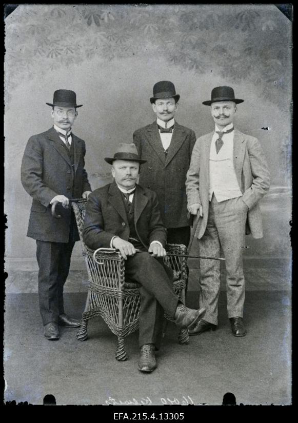 Grupp mehi, (foto tellija Kelwets [Kelvets]).