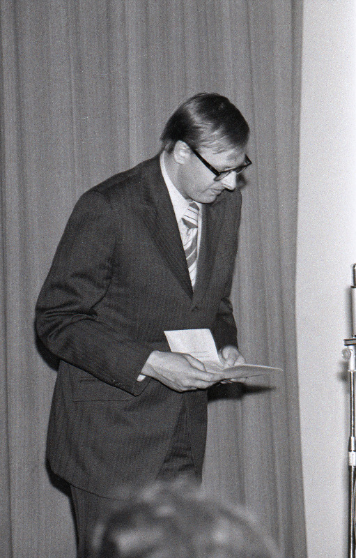 Kirjanik Mats Traat.