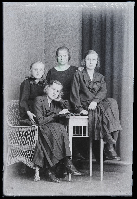 Grupp neiusid, (foto tellija Feldmann).