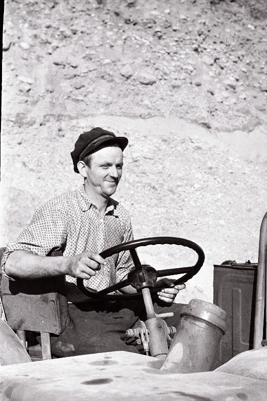 Abja masina-traktorijaama traktorist Martin Sooja.