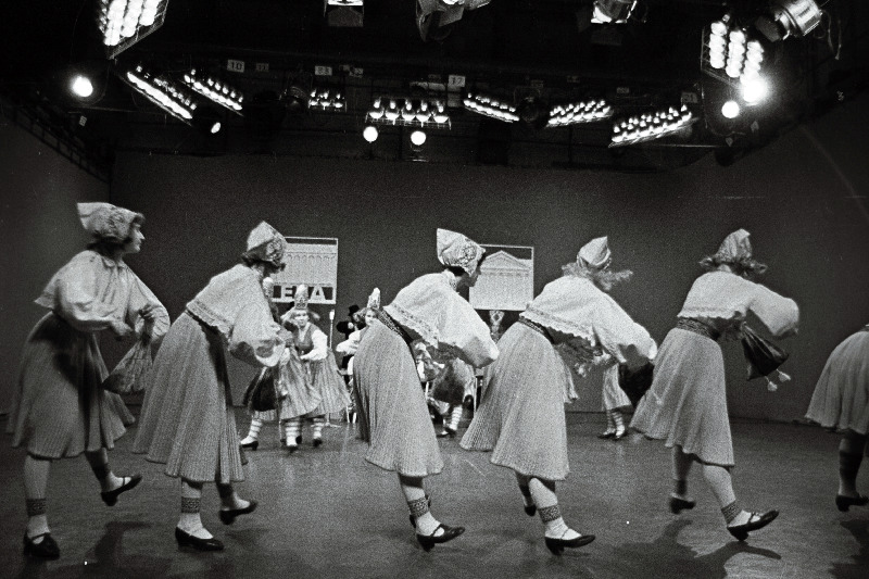 Tartu Riikliku Ülikooli isetegevuslased esinevad Eesti Televisioonis. TRÜ rahvakunstiansambli naisrühm esitab H. Mikkeli tantsu 12 kapukat.