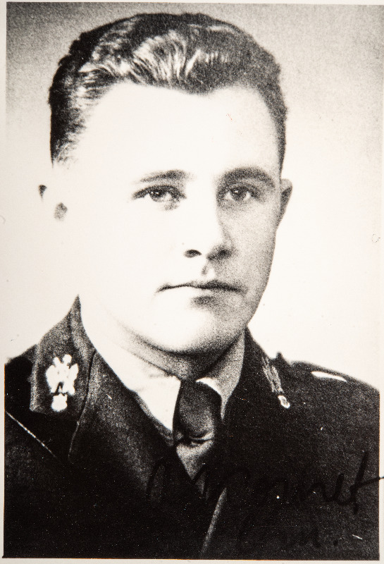Eesti Vabariigi Sõjaväe Tehnikakool.Pürotehnikaklassi lõpetanud nooremleitnantide portreefotod. Olev Kornet ( 1913-1992).