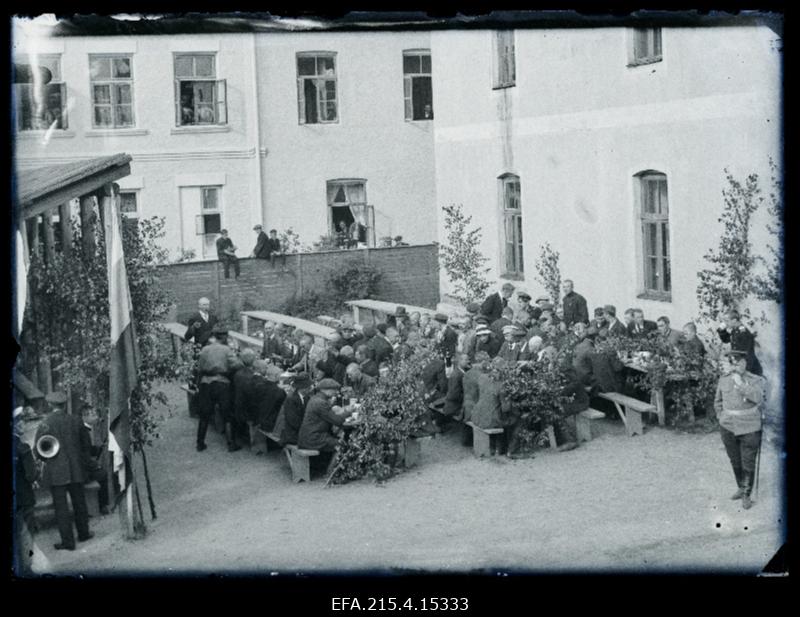 Vabatahtlikud Viljandi maakonna sõjaväeringkonna noorsõdurite kasarmu juures Esimese maailmasõja alguses.