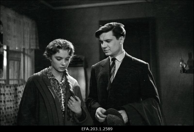 Kaader filmistuudio Tallinnfilm mängufilmist Perekond Männard, Helmi Neider - Terje Luik ja Rein Männard - J. Bogoljubov.