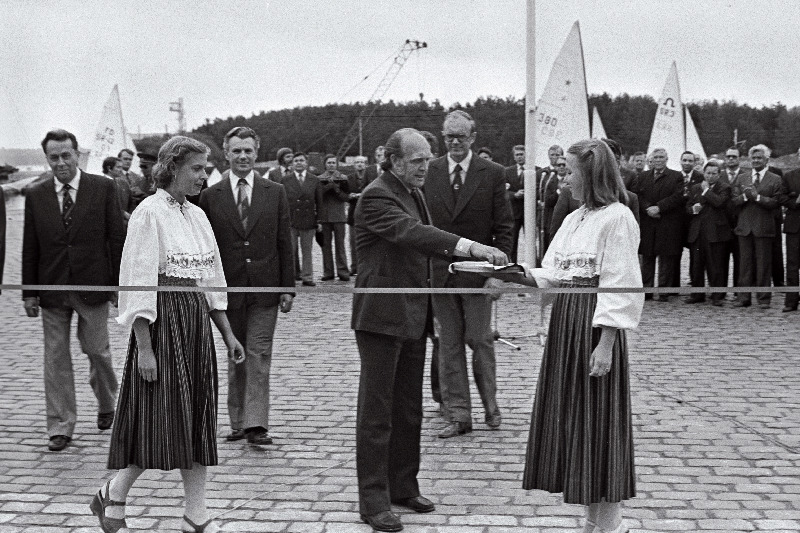 Eesti NSV Ministrite Nõukogu esimehe asetäitja, organiseerimiskomitee "Olümpia 80" aseesimees A. Green olümpiapurjespordikeskuse esimese järgu avamisel linti läbi lõikamas.