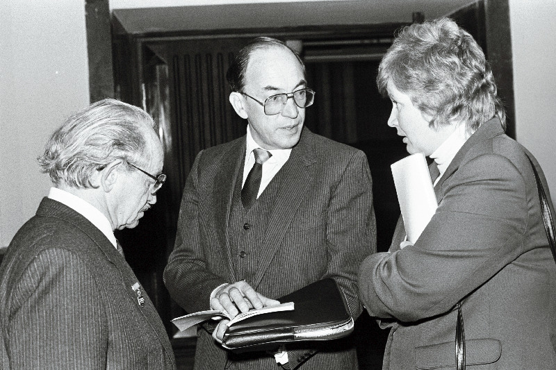 Eesti NSV Teatriühingu VII kongressi vaheajal vestlevad ühingu esimees Jüri Järvet ning tema asetäitjad Arne Mikk ja Helju Mikkel.