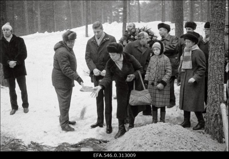 ENSV teenelise ajakirjaniku, sõjaveterani, Lenini ordeni kavaleri, ENSV Ülemnõukogu nelja koosseisu saadiku, "Rahva Hääle" pikaaegse (alates 1955.a) peatoimetaja August Saaremäe (Saaremägi) matus.