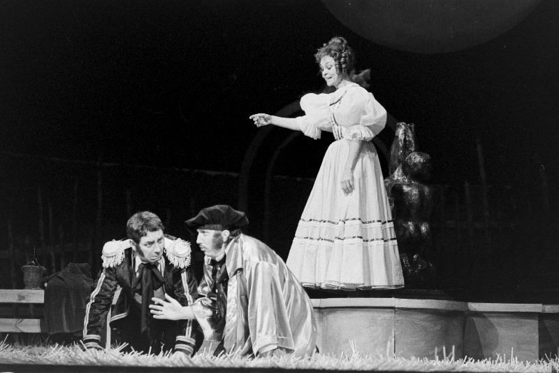 Stseen G. Donizetti koomilisest ooperist Armujook RAT Estonias. Adina - Anu Kaal, Dulcamara - Thomas Mürk ja teener - Ülo Matesen.