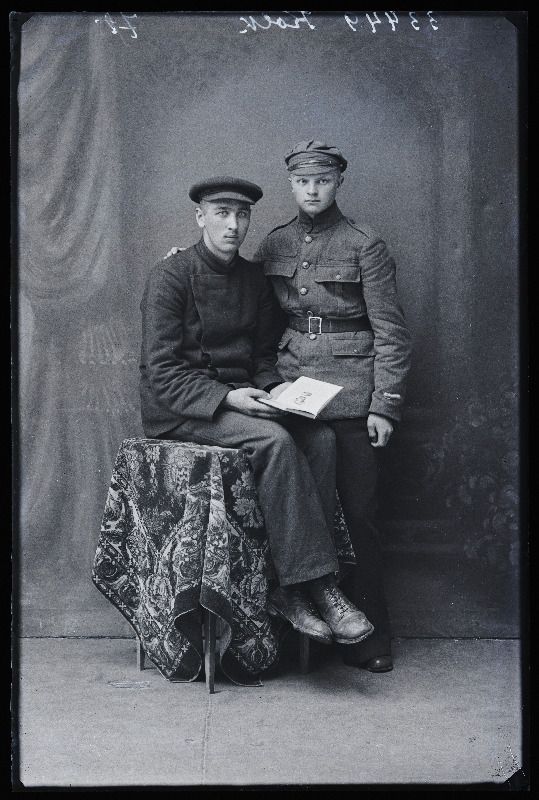 Kaks noormeest, (foto tellija Kolk).