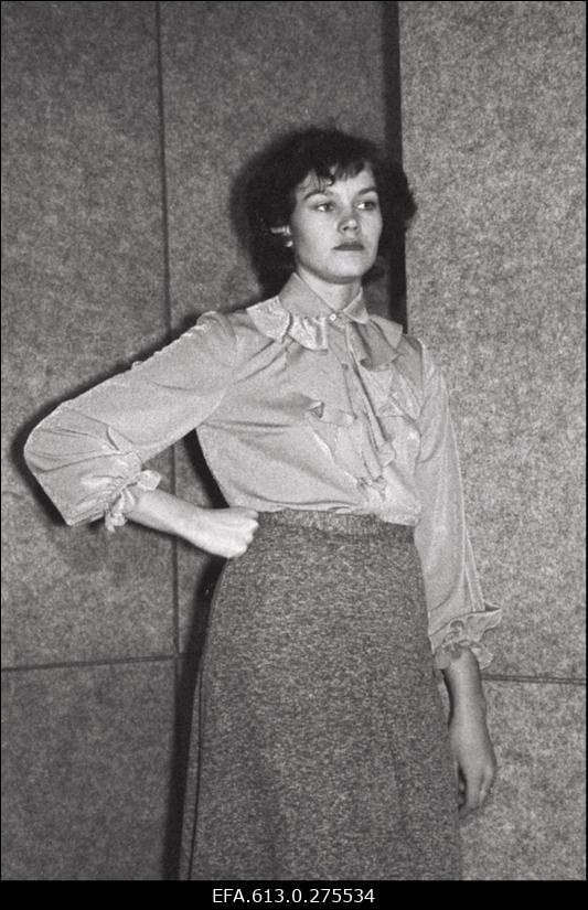 Klementis-peakunstnik, peakonstruktor, rõivamudelid, krookimis- ja tikkimismasinad.