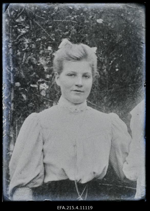 Naine grupifotolt, (13.05.1910 fotokoopia, tellija Undritz [Undrits]).