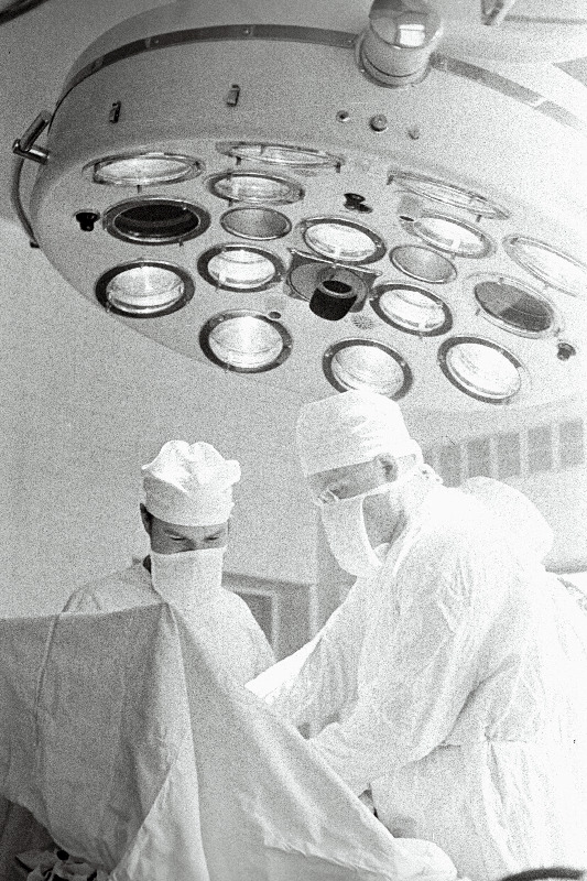 Vabariikliku Tallinna Onkoloogia Dispanseri kirurgid dr. A. Ulla ja dr. H. Vaarik (paremal) operatsioonisaalis.