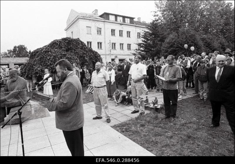 Mati Karmini loodud C. R. Jakobsoni monumendi avamine Viljandis.