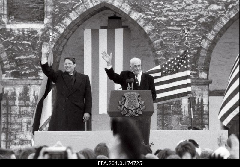 USA asepresident Al Gore (vasakul)  Raekoja platsil. Paremal Eesti Vabariigi president Lennart Meri.