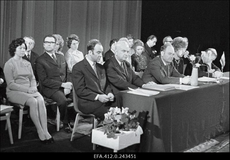 Tootmiskoondisele "Norma" annab juubeliseinaplaadi üle L.Lentsman ("Estonias")