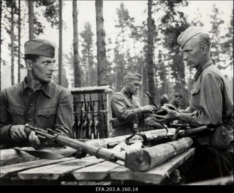 Kaader filmistuudio Tallinnfilm mängufilmist Inimesed sõdurisinelis. Esiplaanil näitlejad R. Allabert (vasakul) ja T. Mikiver.