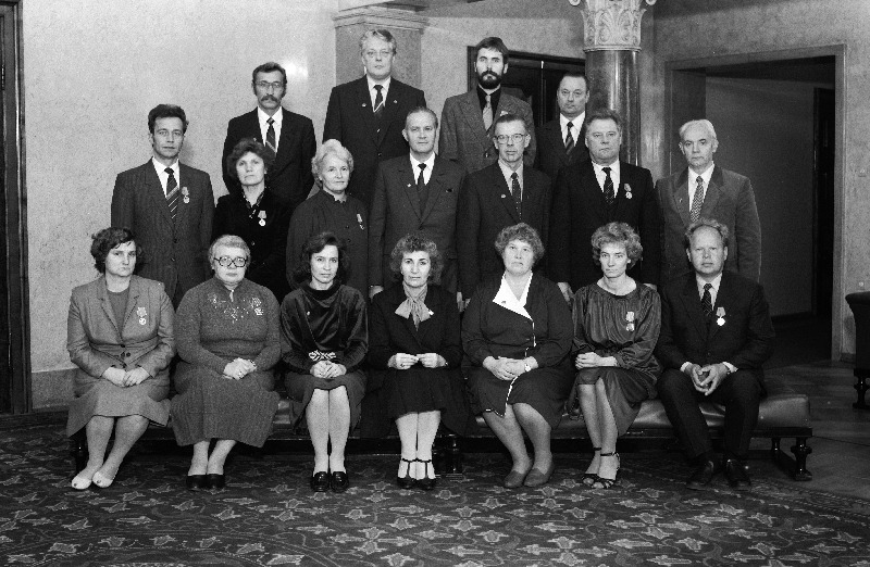 Eesti NSV Ülemnõukogu Presiidiumis autasustatud töötajad. Esimeses reas keskel Eesti NSV Ülemnõukogu Presiidiumi esimehe asetäitja Maia Leosk.
