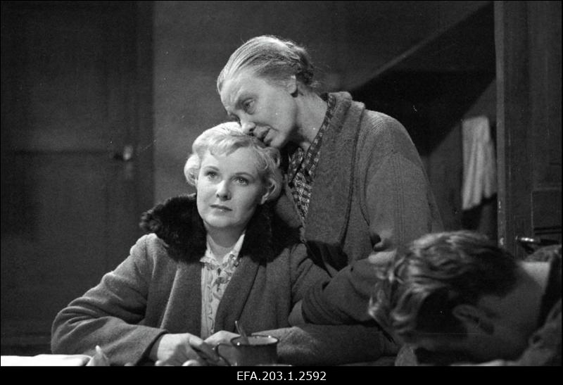 Kaader filmistuudio Tallinnfilm mängufilmist Perekond Männard, Teele - Asta Vihandi ja Maali Männard - Evi Rauer (paremal).