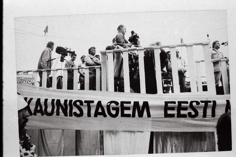 Eestimaa Rahvarinde korraldatud NLKP XIX konverentsi delegaatide kohtumisel rahvaga Lauluväljakul kõneleb teleajakirjanik Juhan Aare.