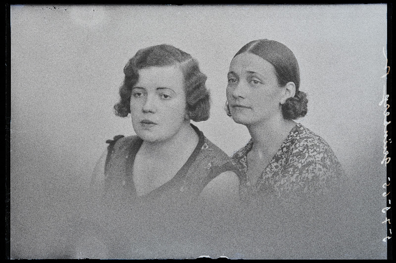 Kaks naist, (foto tellija Grünbaum).