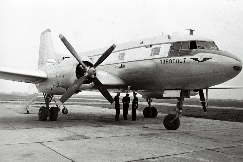 Tallinn - Leningrad - Moskva liinil kurseeriv reisilennuk IL-14 Tallinna lennujaama ees.