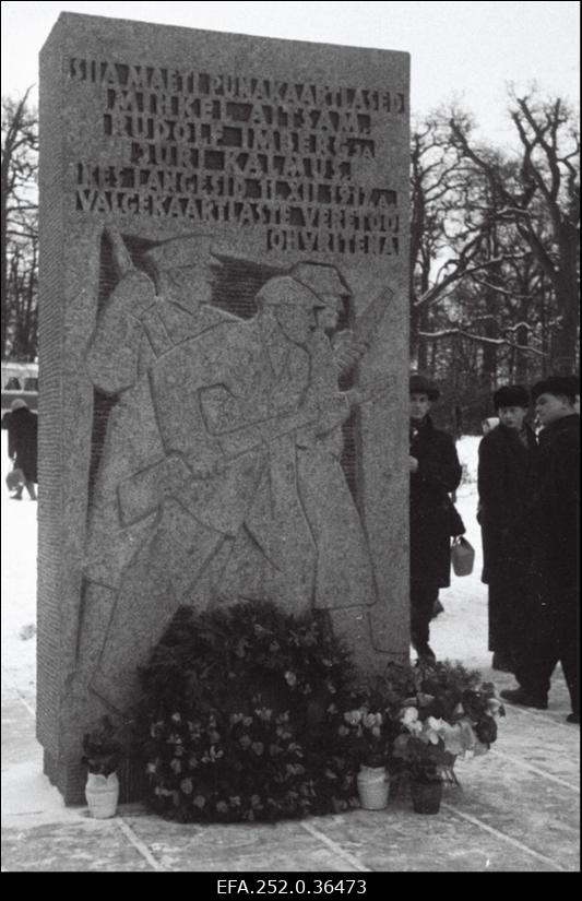 Punakaartlaste Mihkel Aitsami, Rudolf Imbergi ja Jüri Kalmuse monument peale avamist Kadriorus.