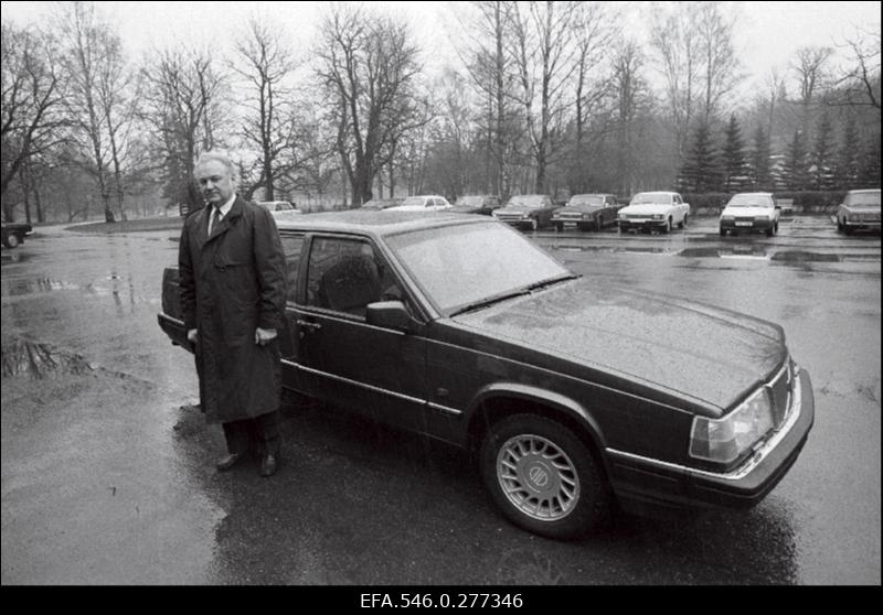 Uue ametiauto üleandmine Eesti Ülemnõukogu esimehele Arnold Rüütlile.