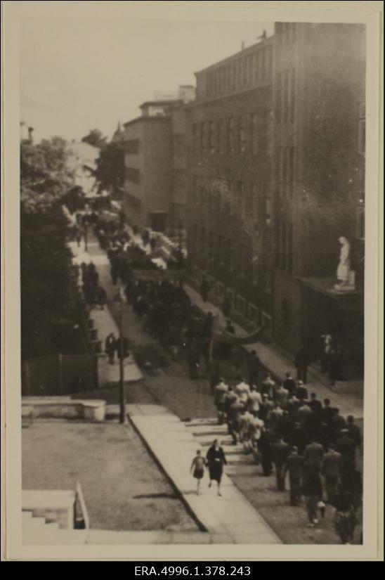 Vaade Sõjaväe Tehnikakooli (praegune Prantsuse lütseum) akendest Hariduse tänavale 21. juunil 1940