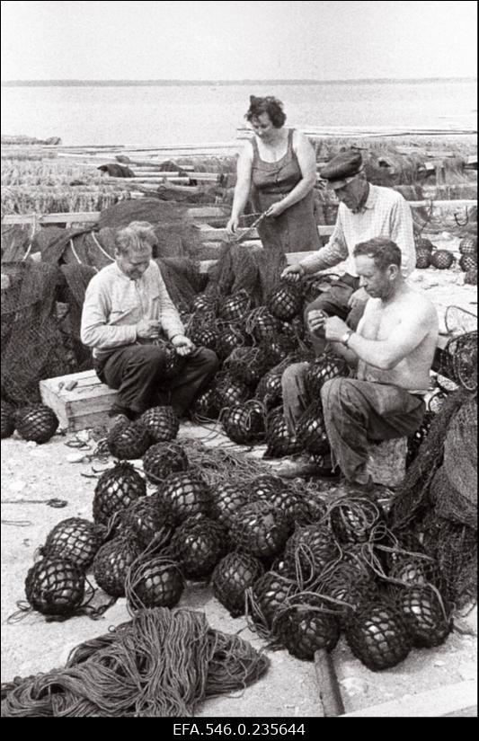 Rannaküla rahvas (võrgupallidega) kalavõrkudega. (H.Leppikson "Kalurikülas")