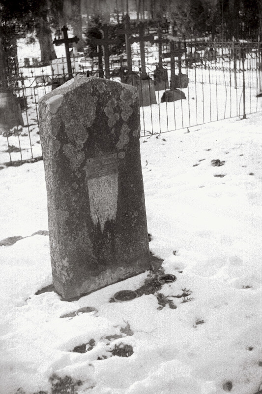 Kooliõpetaja orkestri- ja koorijuhi Adam Jakobsoni hauakivi Torma kalmistul.