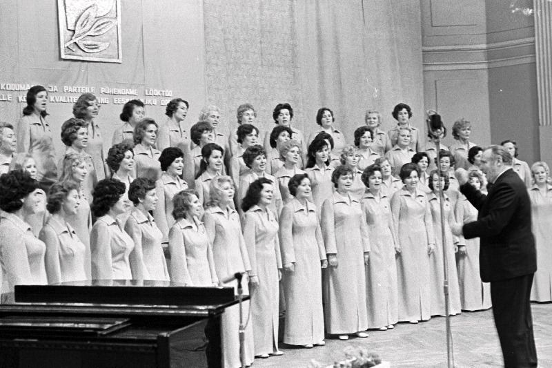 Tallinna Haridustööliste Naiskoor, dirigent Lembit Verlin.