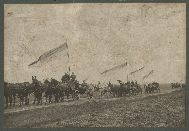 Korporatsioon "Estonia" liikmed pidulikul rongkäigul hobukaarikutes(kommersile Möllatsisse?), grupifoto