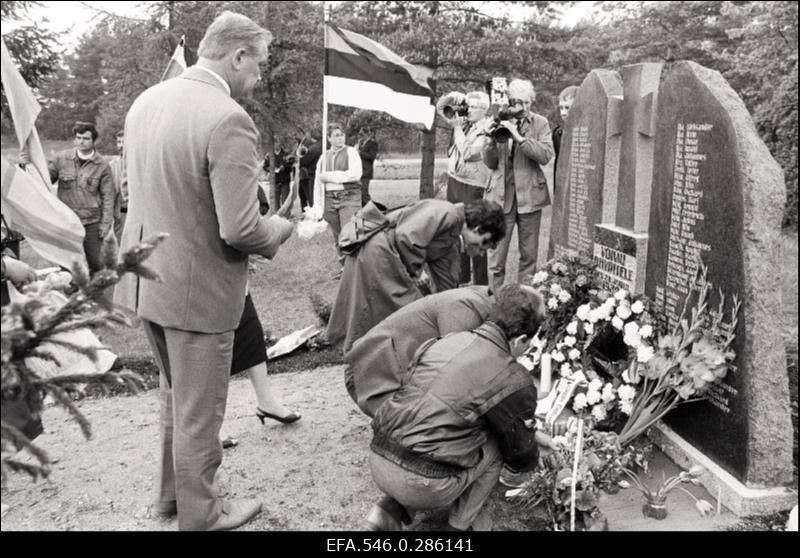 28.07.1938. aastal süütult vangistatud ja mõrvatud Põhja-Kaukaasia Uus-Eesti küla elanike mälestuseks püstitatud mälestusmärgi avamine Pärnamäe kalmistul.