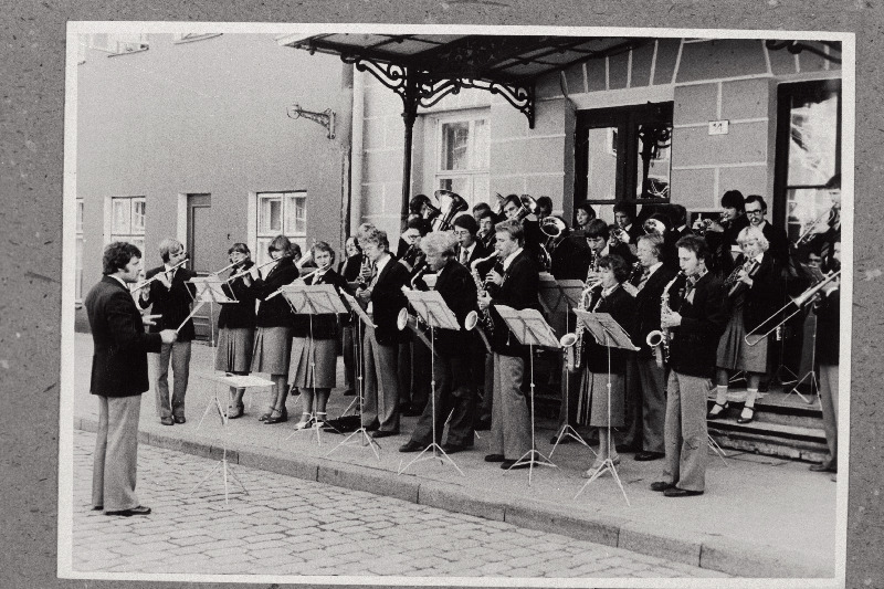 Olümpiaregati kultuuriürituste sarjas esineb Raekoja platsil Ed. Vilde nim. Tallinna Pedagoogilise Instituudi puhkpilliorkester dirigent Ahti Räästi juhatusel.