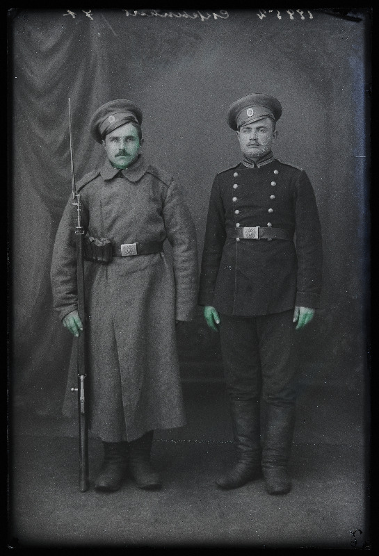 Kaks sõjaväelast, (foto tellija Skrõpal [Skripal]).