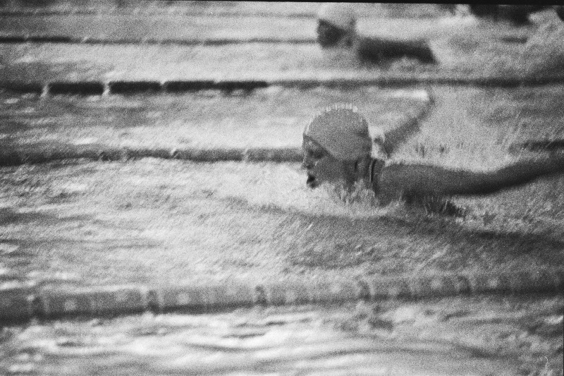 Eesti NSV- Soome maavõistlustel 200 m liblikujumises esimeseks tulnud Triin Kitsel distantsil.