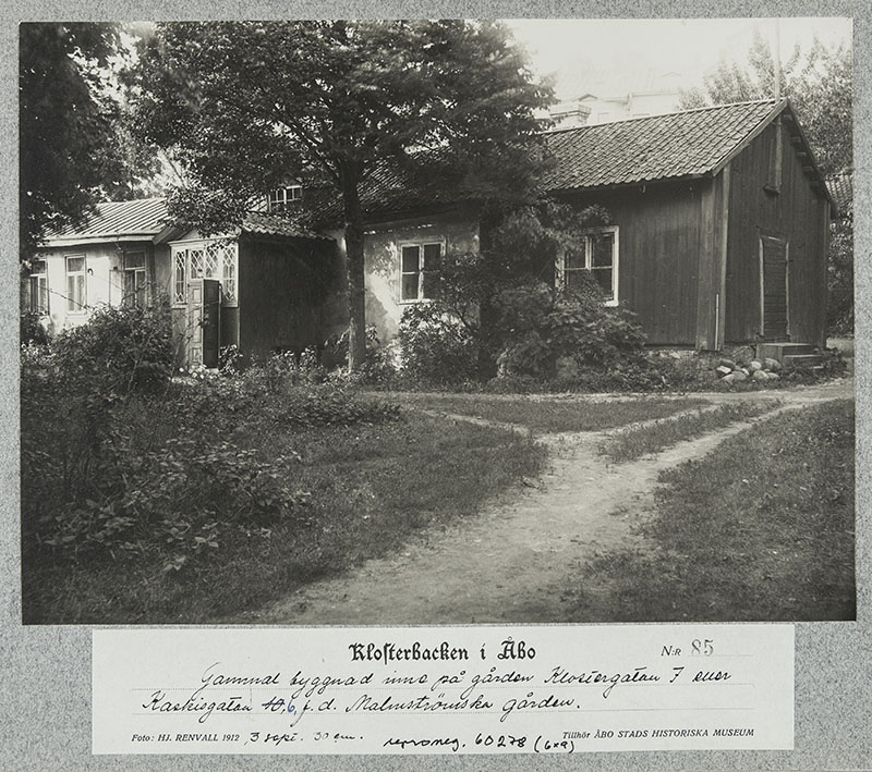 Vanha rakennus entisessä Malmströmin pihassa